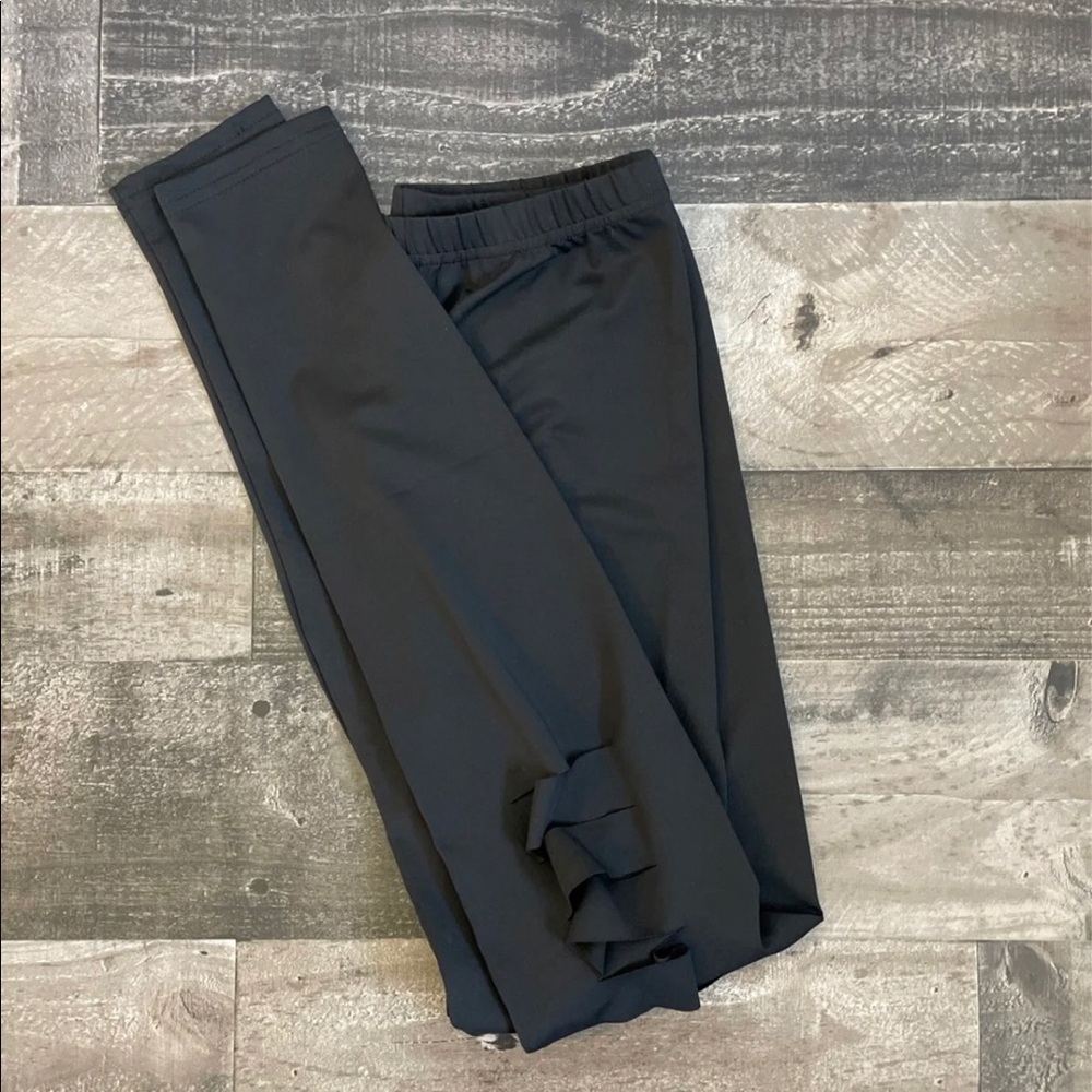 ⭐️New⭐️ Black leggings rips in the knees